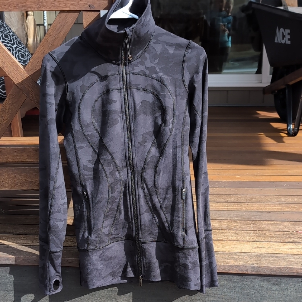 Lululemon Athletica Black Dark Gray Camo Jacket